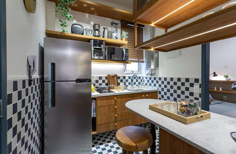Kitchen or kitchenette, minibar, oven, stove
