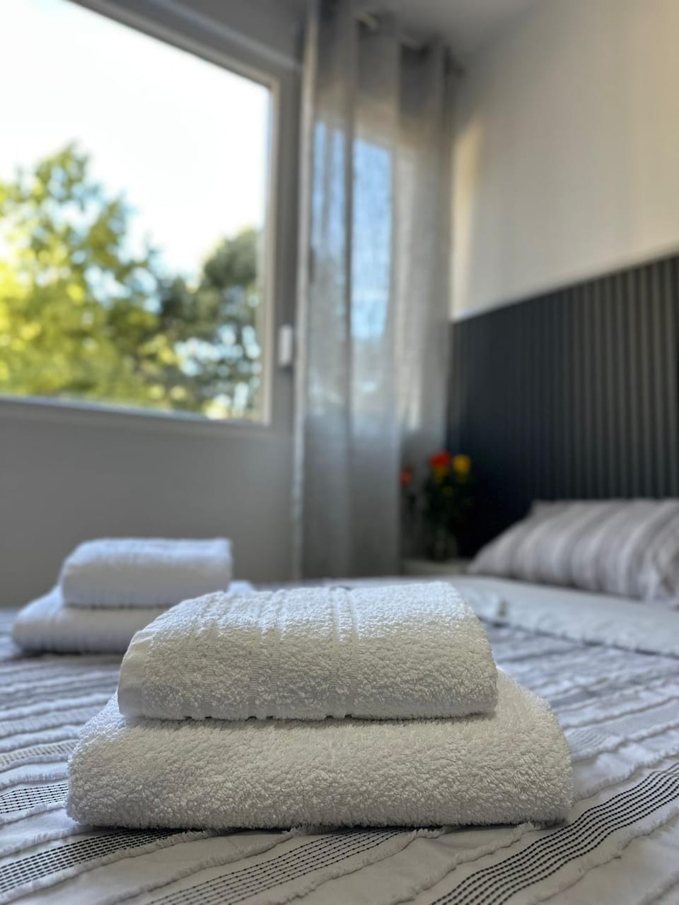 Bed, towels