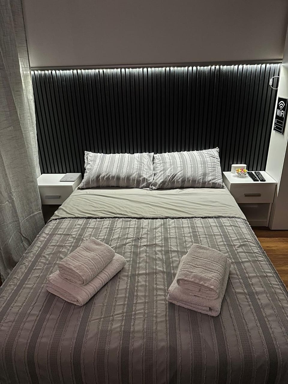 Bed, Bedroom, towels