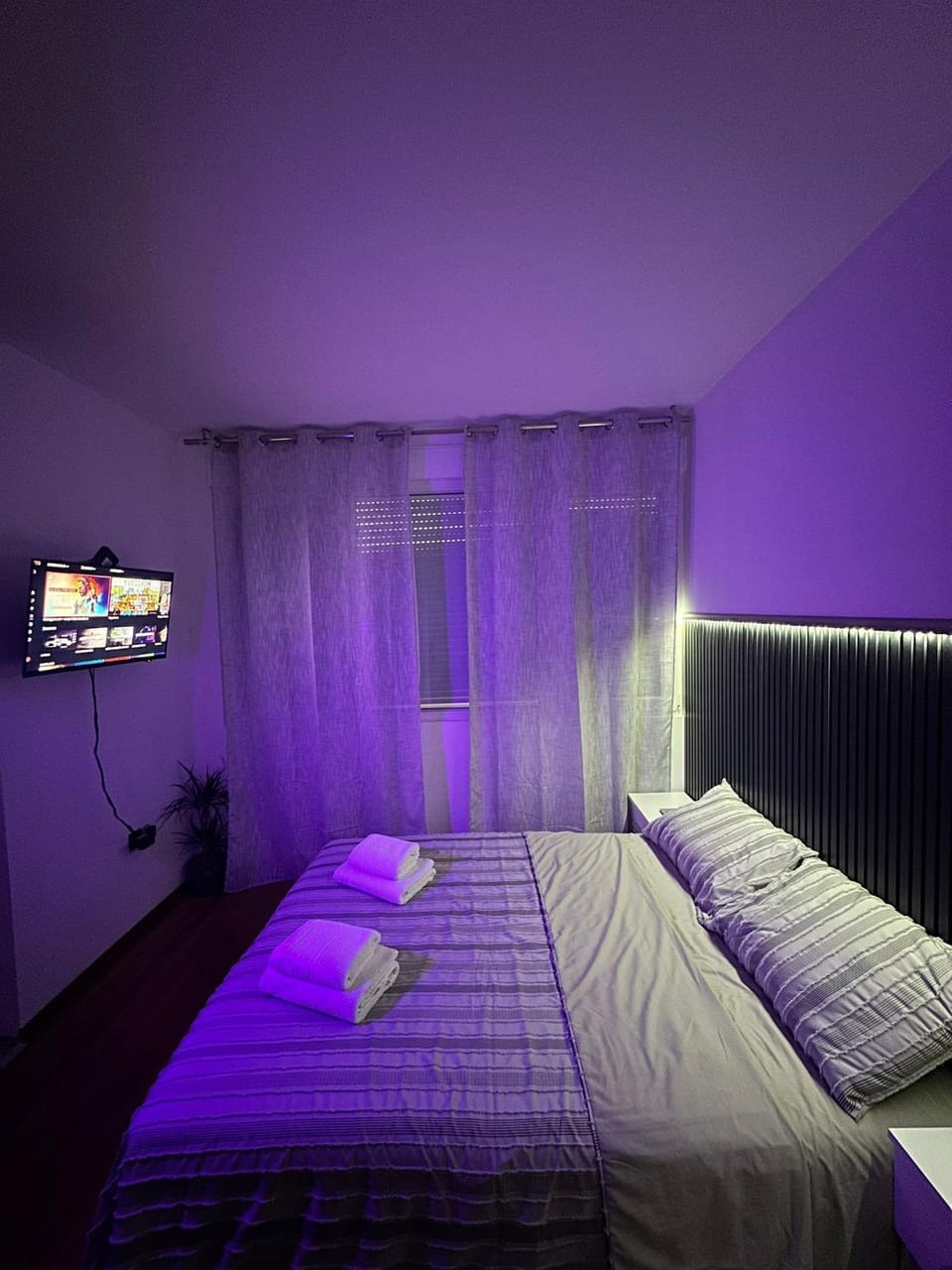 Bed, TV and multimedia, Photo of the whole room, Bedroom, towels