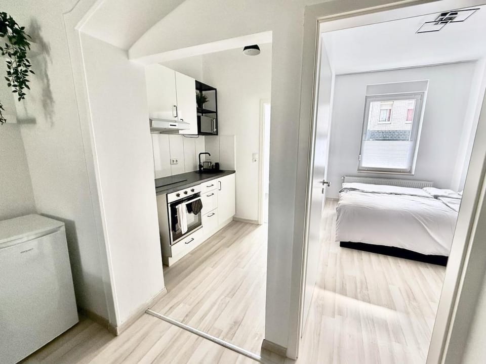 Bed, Kitchen or kitchenette, Bedroom, oven, stove