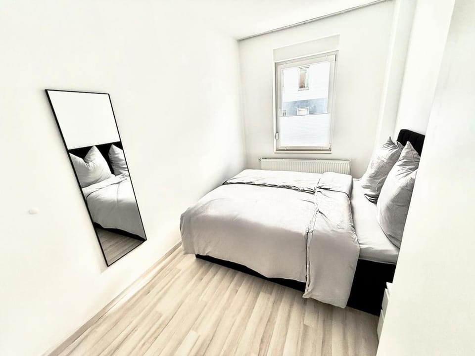 Photo of the whole room, Bedroom, wardrobe