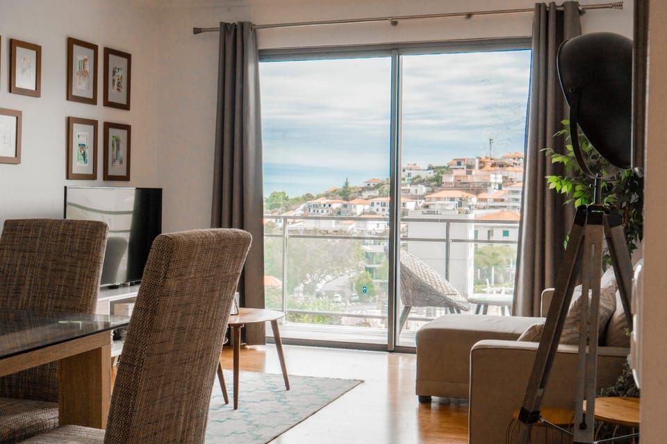 Natural landscape, View (from property/room), Balcony/Terrace, Living room, Seating area, City view, Sea view