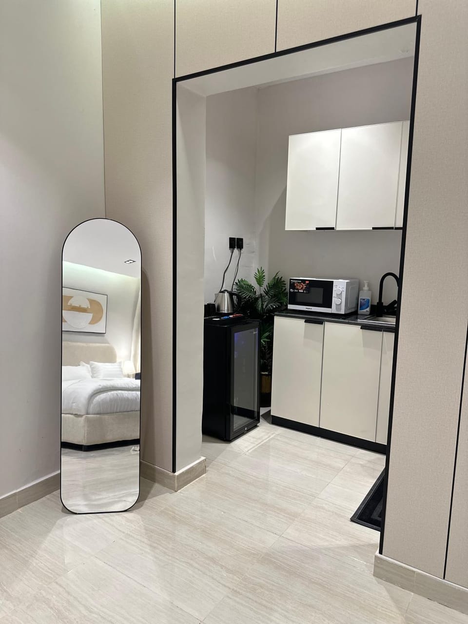 Kitchen or kitchenette, Photo of the whole room, minibar, oven