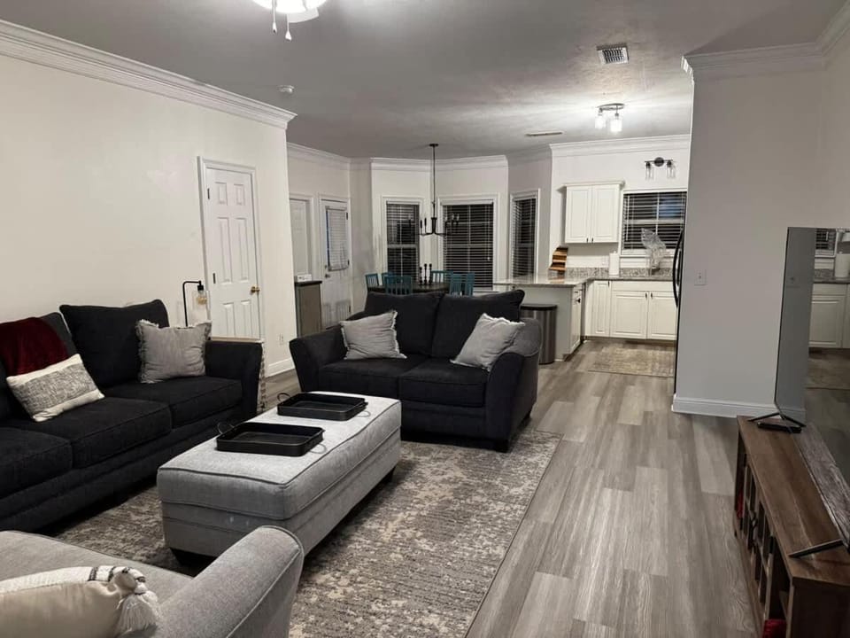 More Cowbell 4 Bedroom 4 full bath minutes from MSU House in Mississippi