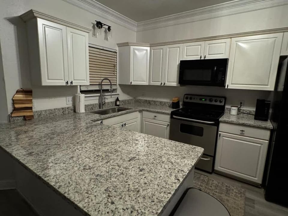 More Cowbell 4 Bedroom 4 full bath minutes from MSU House in Mississippi