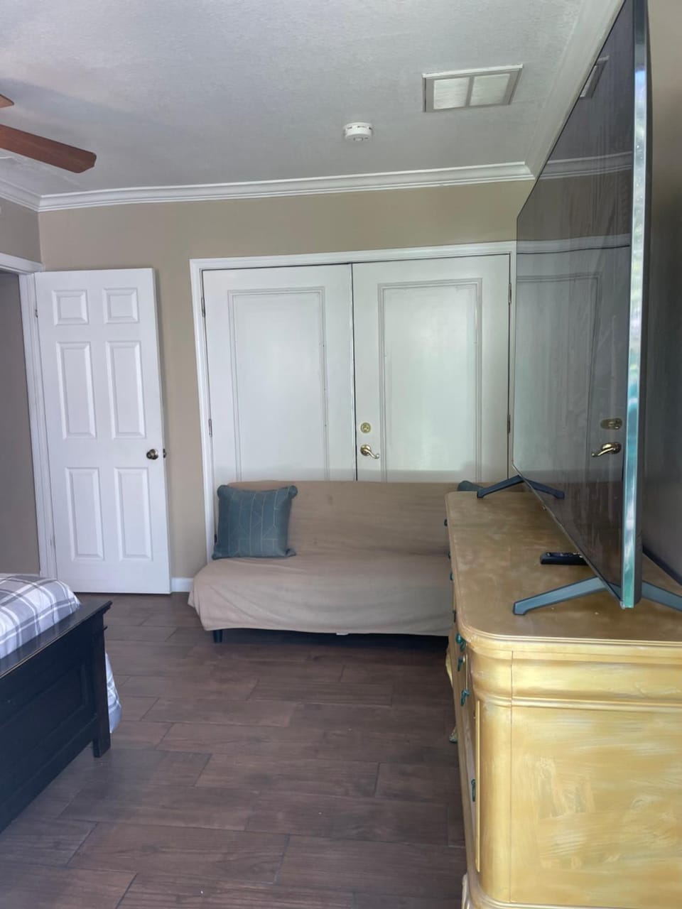 Photo of the whole room, Seating area