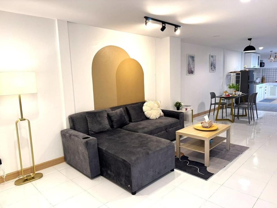 Kitchen or kitchenette, Living room, Seating area, Dining area