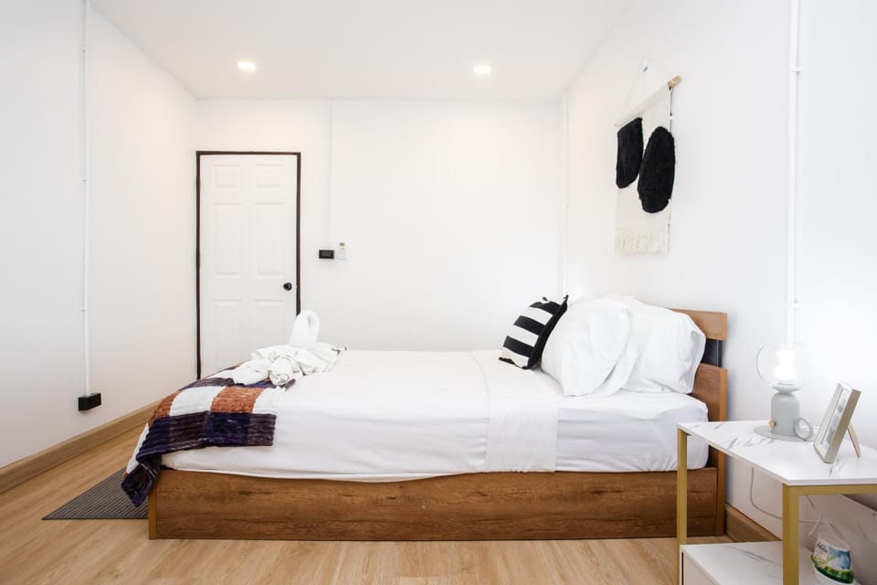 Bed, Photo of the whole room, Bedroom, towels