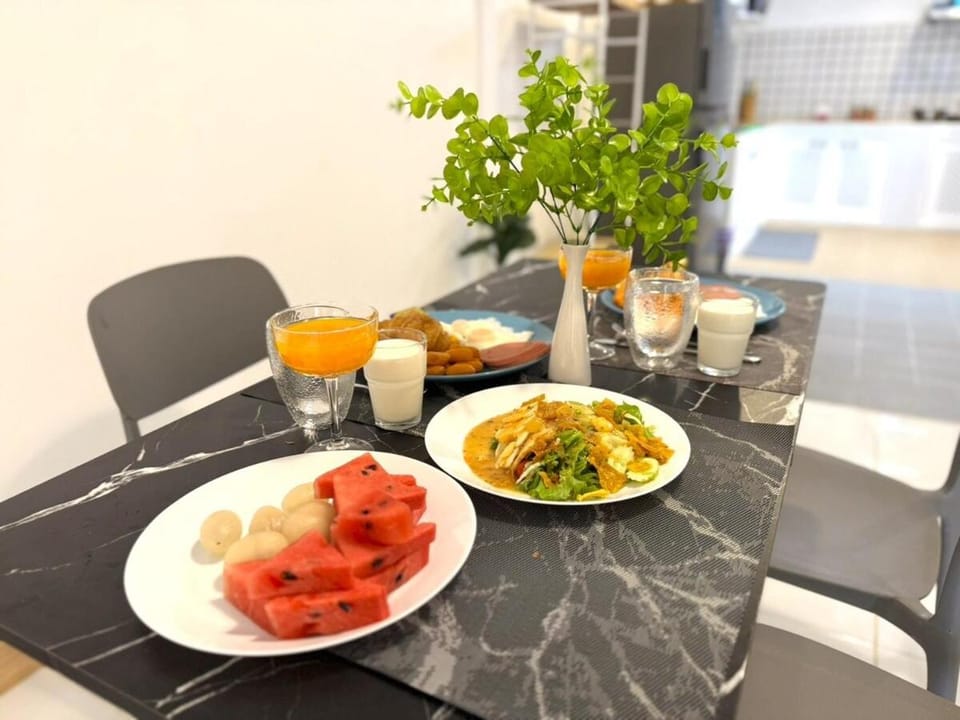 Food and drinks, Food, Drinks