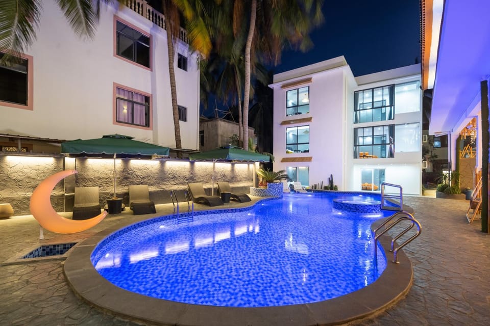 Pool view, Swimming pool, Swimming pool, sunbed