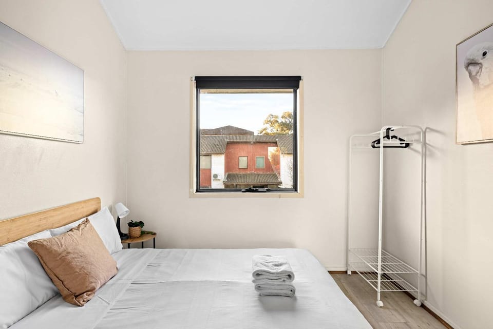 Tranquil Double Room - Walk to Train & Cabramatta Eats - Shared Bathroom House in Sydney