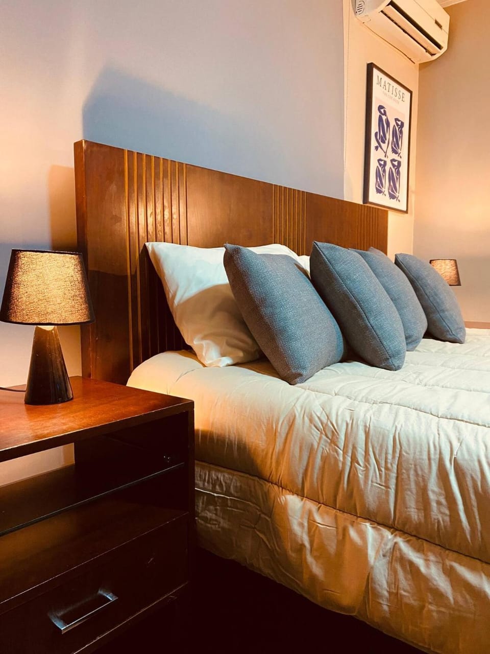 Bed, Photo of the whole room, Bedroom, air conditioner