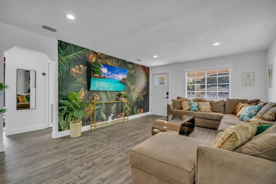 La Pergola Villa 7 BR PoolHot Tub Location Villa in Miami