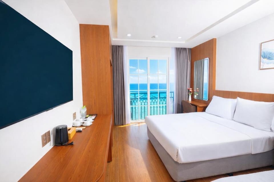 Bed, TV and multimedia, Bedroom
