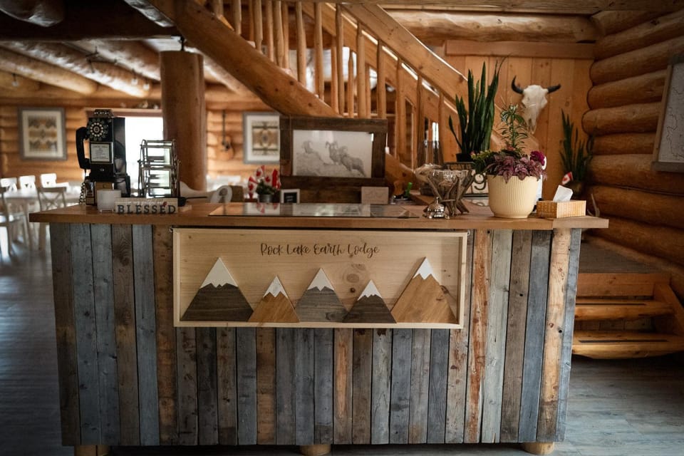 Off-Grid Mountain Lodge & 4 Cabins - Sauna, Hot Tub & Fishing Cabin in Yellowhead County