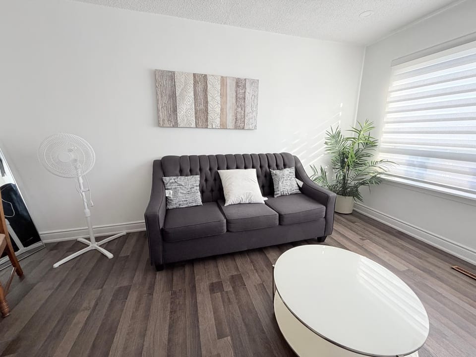 Three Bedroom Spacious Bangalow with Free Parking, closer to commercial area and highways House in Mississauga