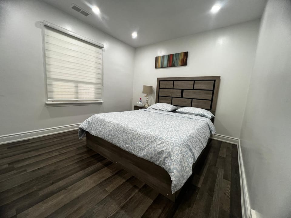 Three Bedroom Spacious Bangalow with Free Parking, closer to commercial area and highways House in Mississauga