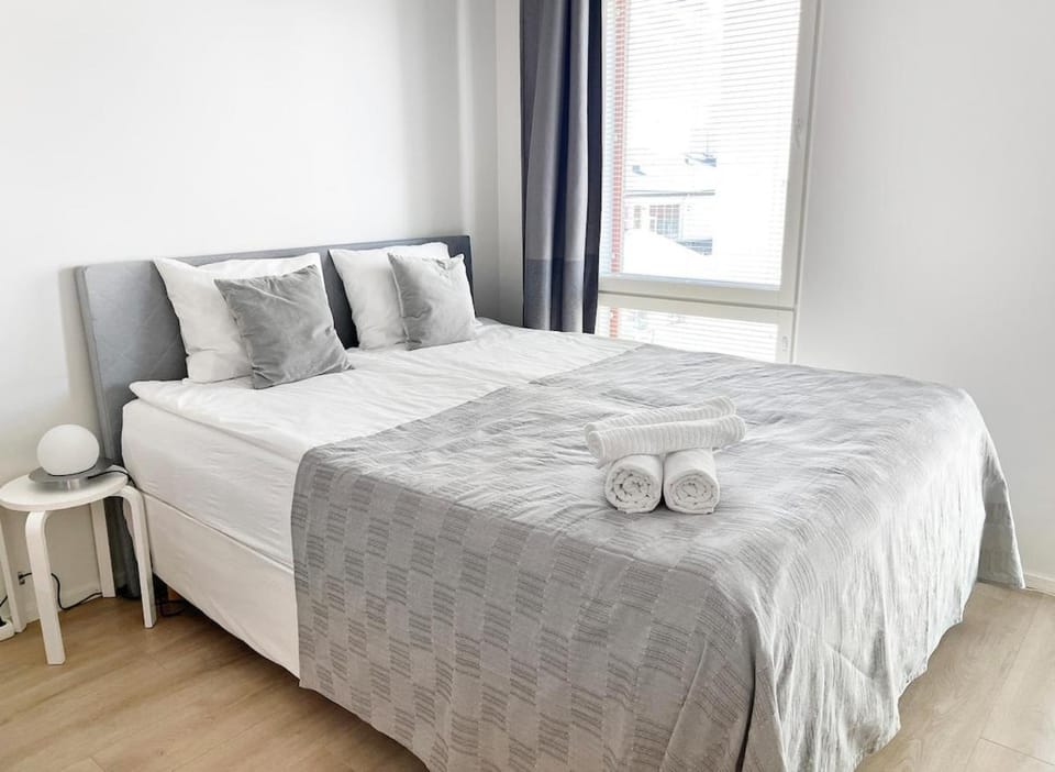 Bedroom, towels