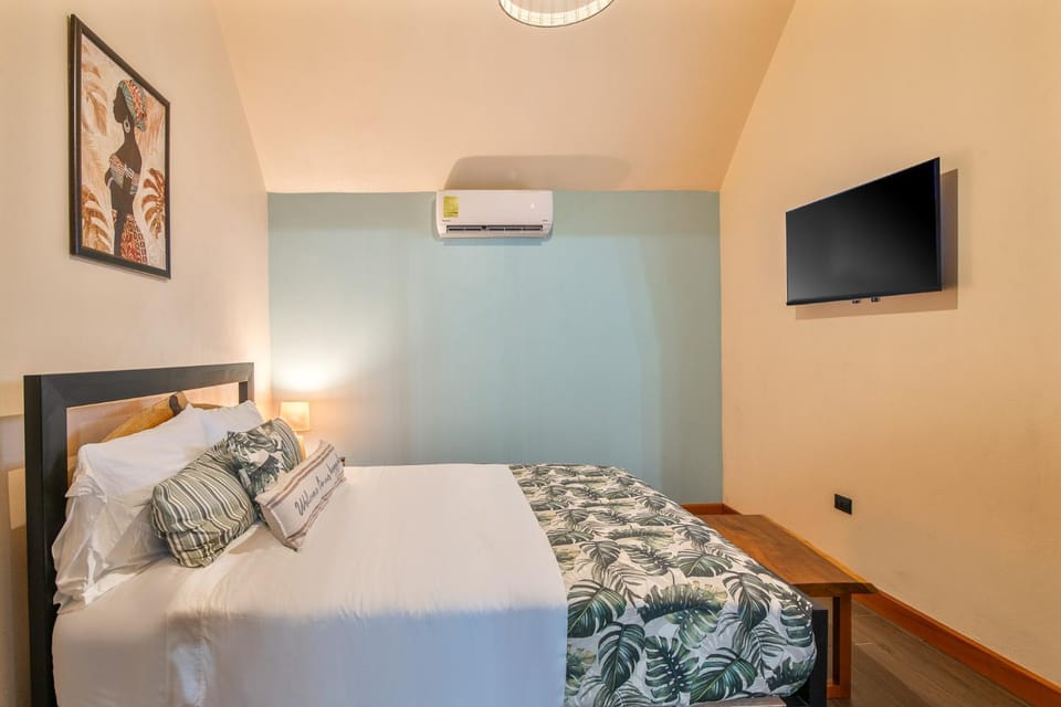 Bed, TV and multimedia, Photo of the whole room, Evening entertainment, Bedroom, air conditioner