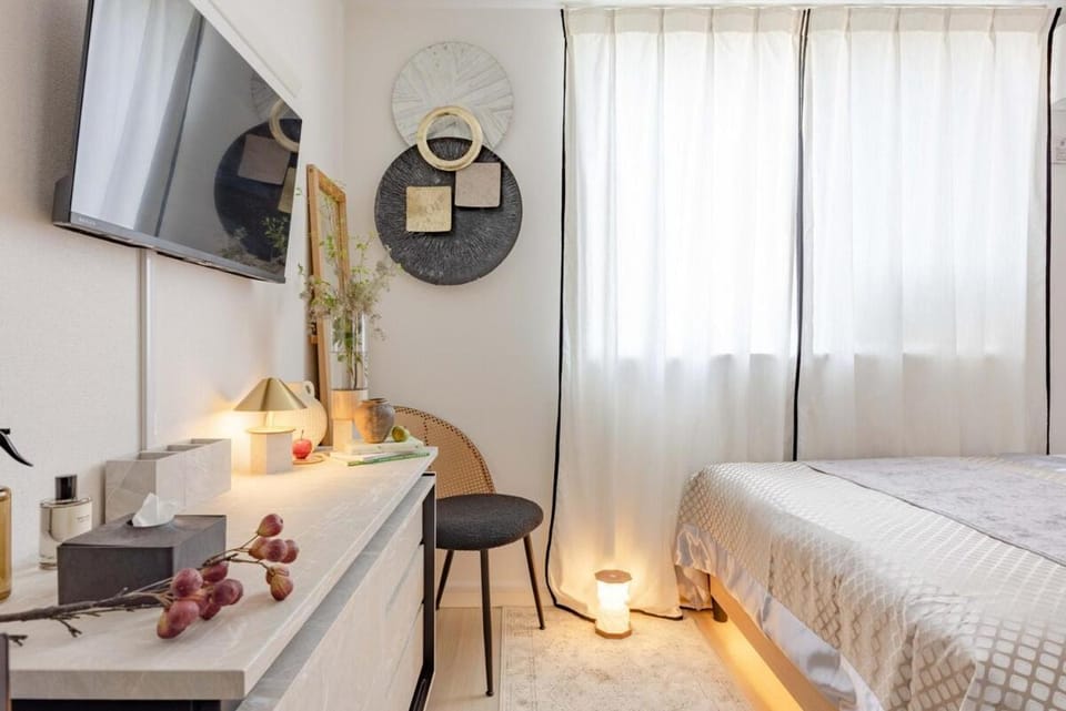 Bed, TV and multimedia, Photo of the whole room, Bedroom, hair dresser