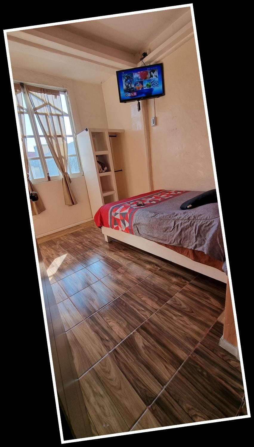 Bed, TV and multimedia, Photo of the whole room, Bedroom