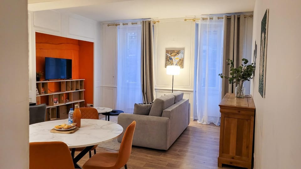 Library, TV and multimedia, Living room, Decorative detail, Seating area, Dining area