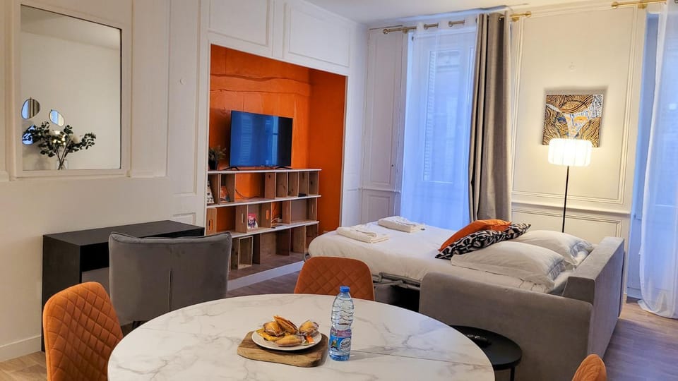 Bed, TV and multimedia, Living room, Seating area