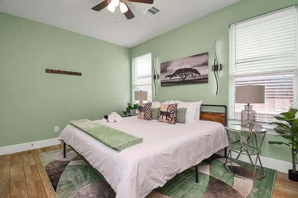 Bed, Photo of the whole room, Decorative detail, Bedroom, towels, air conditioner