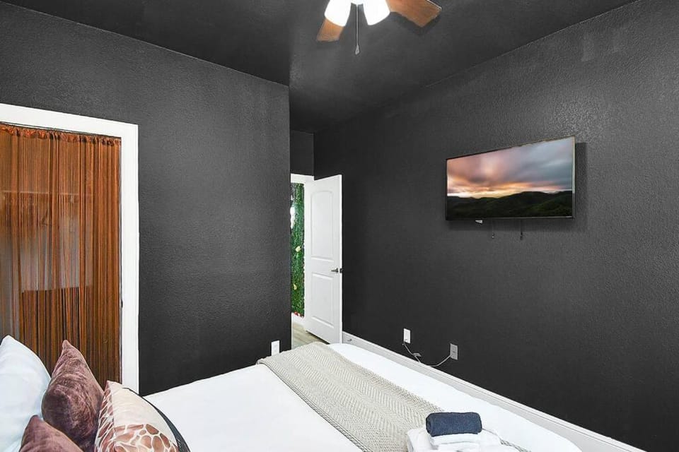 Bed, TV and multimedia, Photo of the whole room, Decorative detail, Bedroom, towels, air conditioner