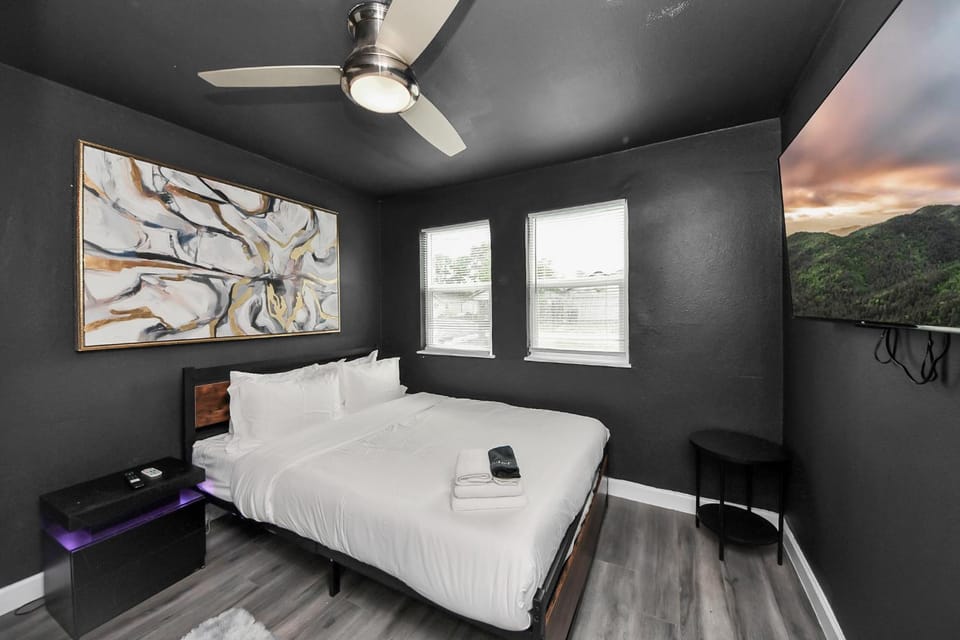 Bed, TV and multimedia, Photo of the whole room, Decorative detail, Bedroom, Garden view, towels