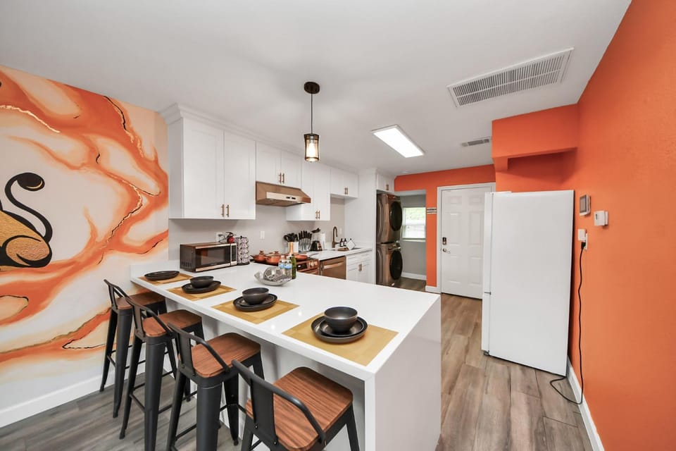 Coffee/tea facilities, Kitchen or kitchenette, Food and drinks, Decorative detail, Seating area, Dining area, Food, dishwasher, microwave, minibar, oven, stove, toaster, washing machine, dryer