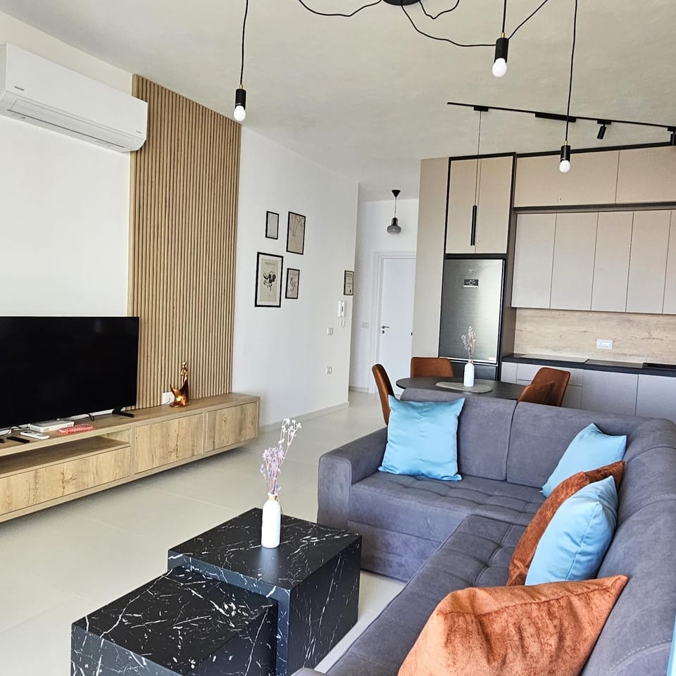 Communal lounge/ TV room, TV and multimedia, Living room, Seating area, Dining area