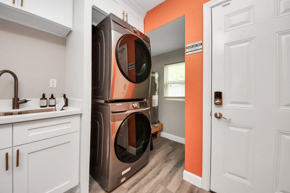 Kitchen or kitchenette, washing machine, dryer