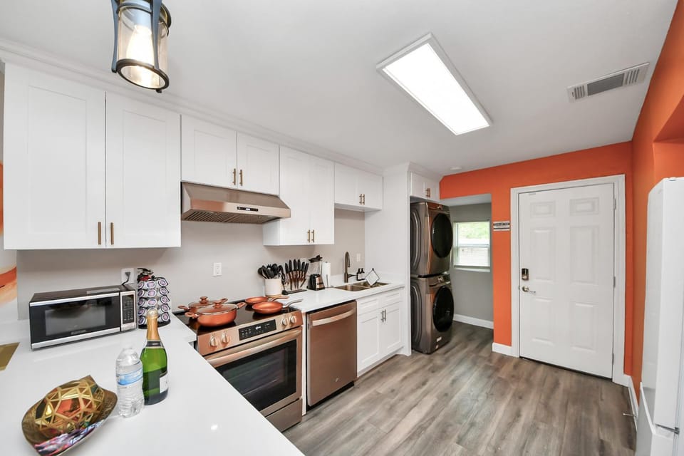 Coffee/tea facilities, Kitchen or kitchenette, Food and drinks, Dining area, Food, Alcoholic drinks, dishwasher, microwave, minibar, oven, stove, toaster, washing machine, dryer