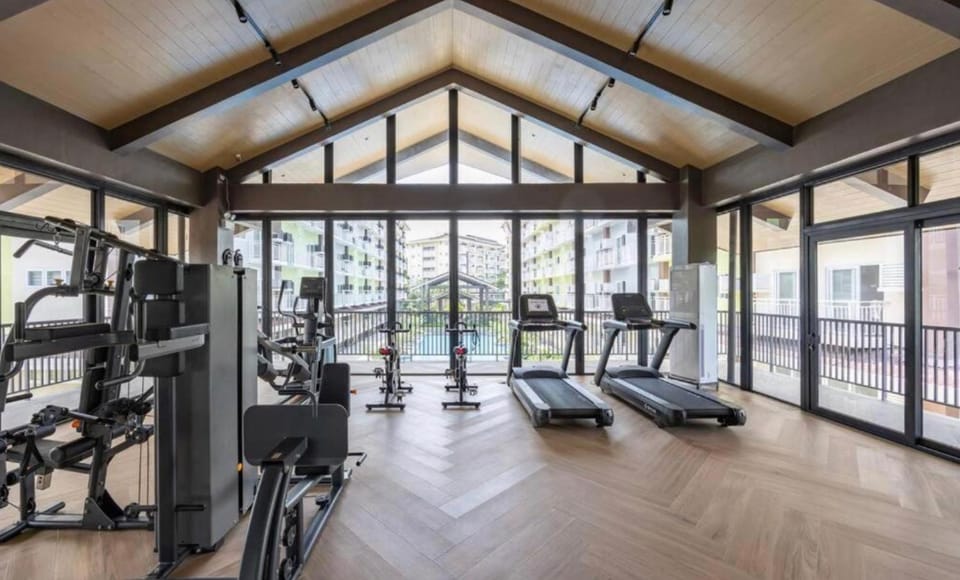 Condo unit near Mactan Airport with Pool, Gym, Free WiFi, and Netflix Apartment hotel in Lapu-Lapu City