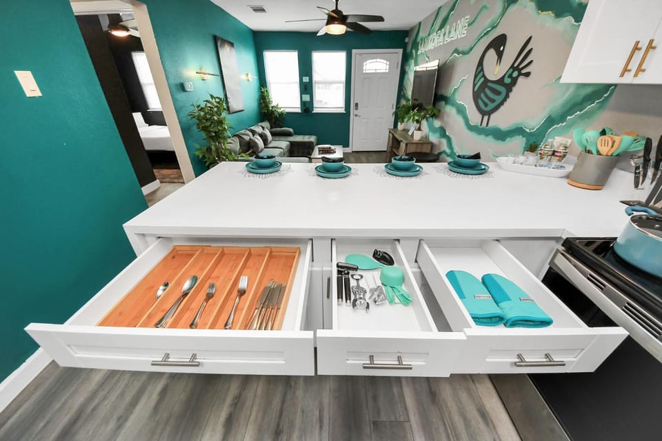 Facade/entrance, Bed, Coffee/tea facilities, Kitchen or kitchenette, Living room, Dining area, Bedroom, stove