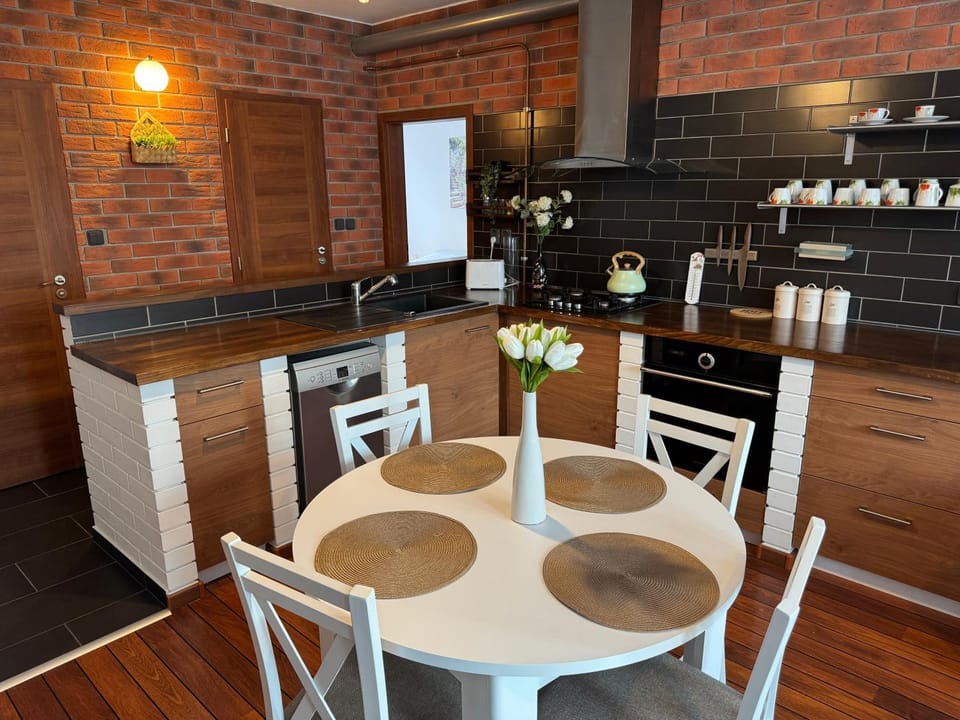 Kitchen or kitchenette, Dining area