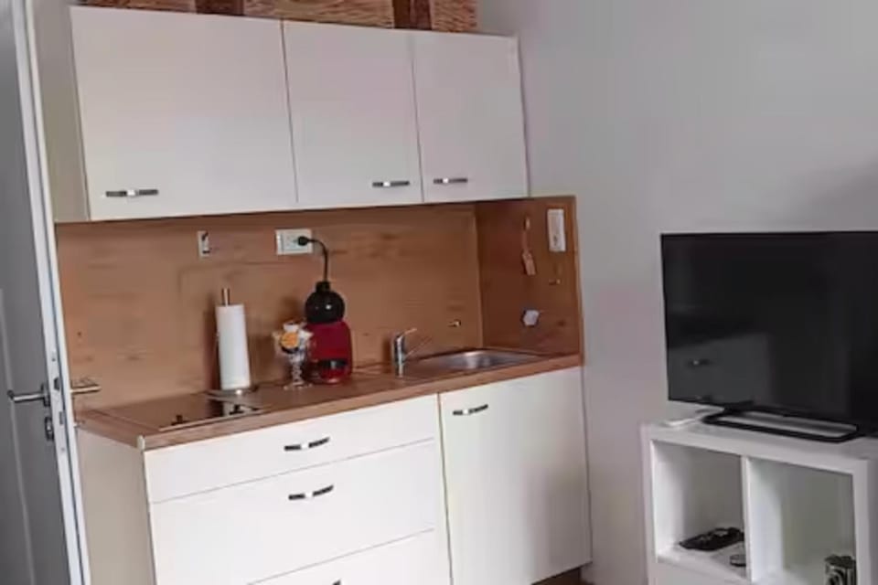 Coffee/tea facilities, Kitchen or kitchenette, stove