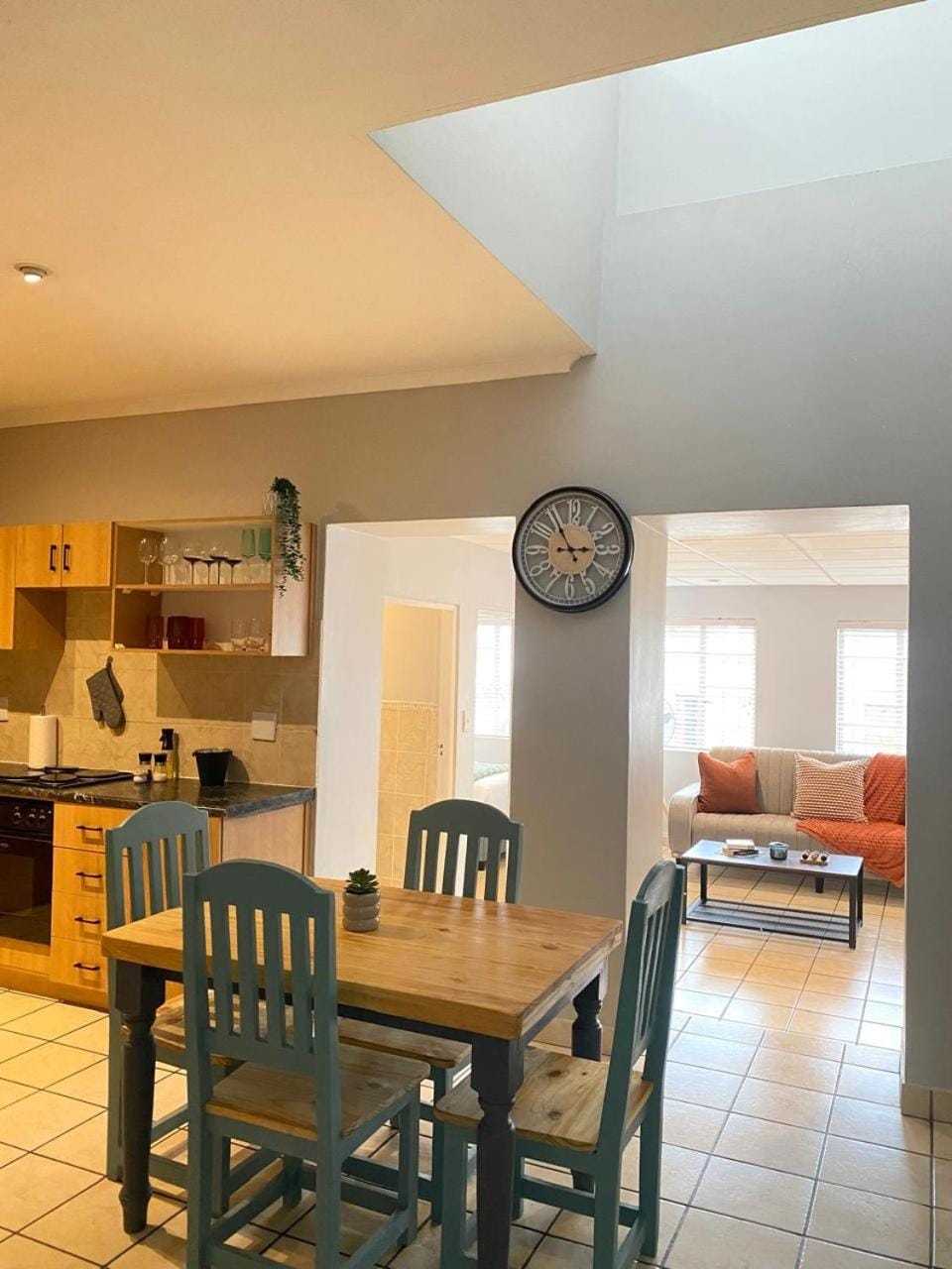 Kitchen or kitchenette, Living room, Seating area, Dining area