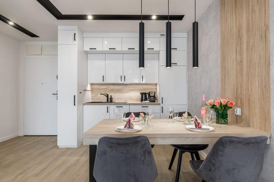 Coffee/tea facilities, Kitchen or kitchenette, Dining area, stove