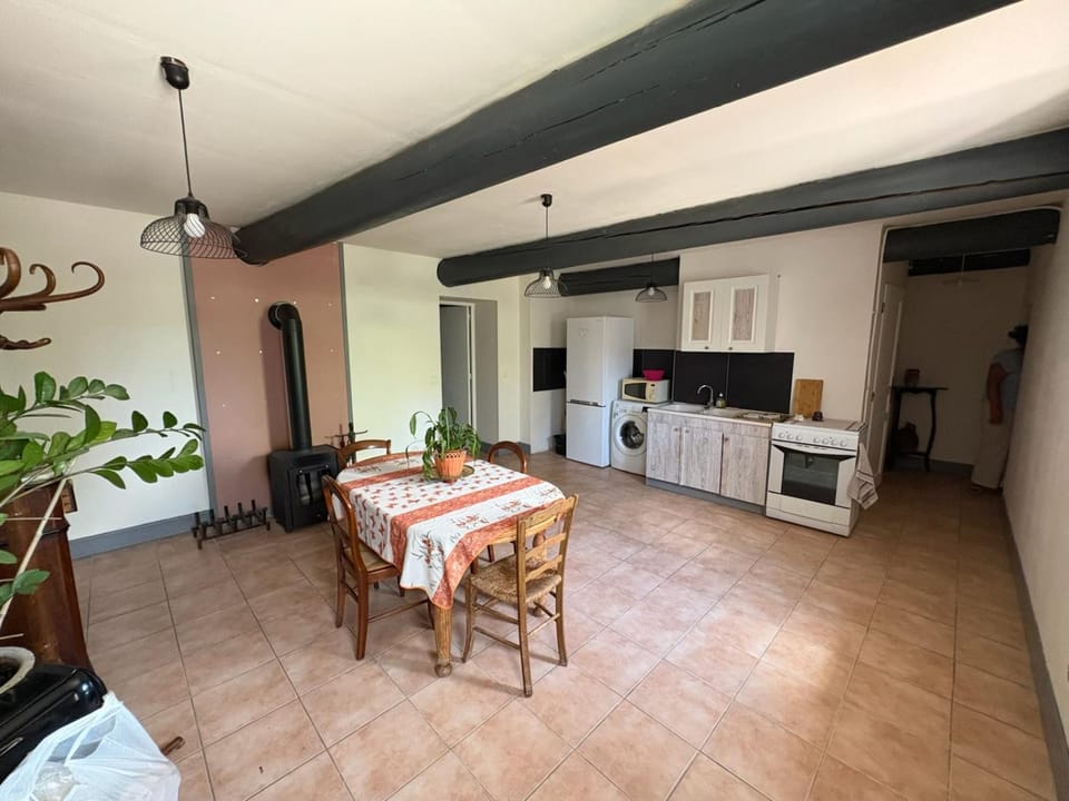 Kitchen or kitchenette, Dining area