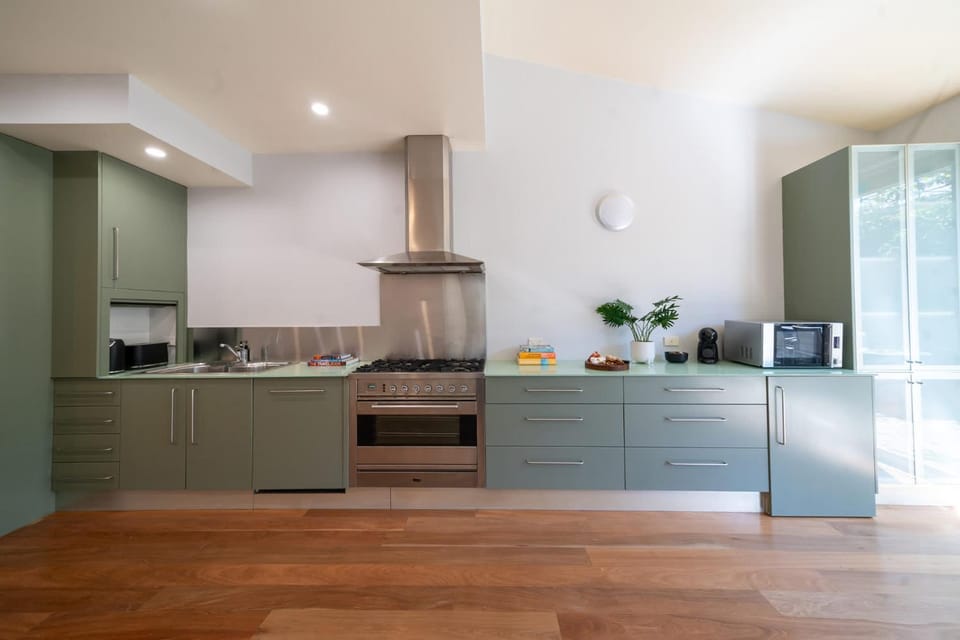 Coffee/tea facilities, Kitchen or kitchenette, dishwasher, microwave, oven, stove