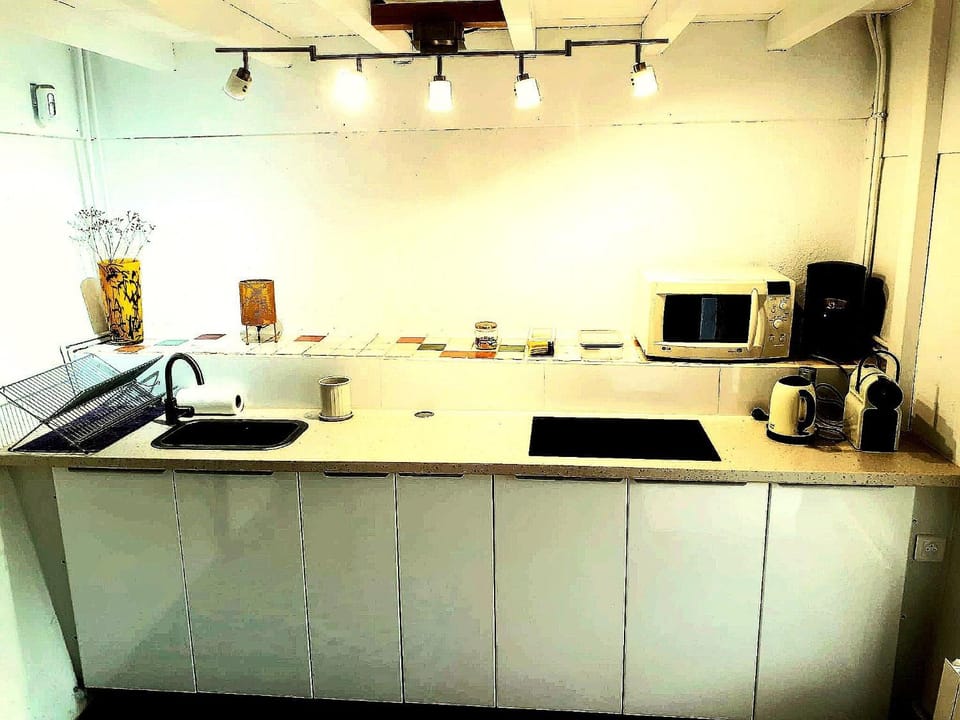 Coffee/tea facilities, Kitchen or kitchenette, stove, stove, kitchen