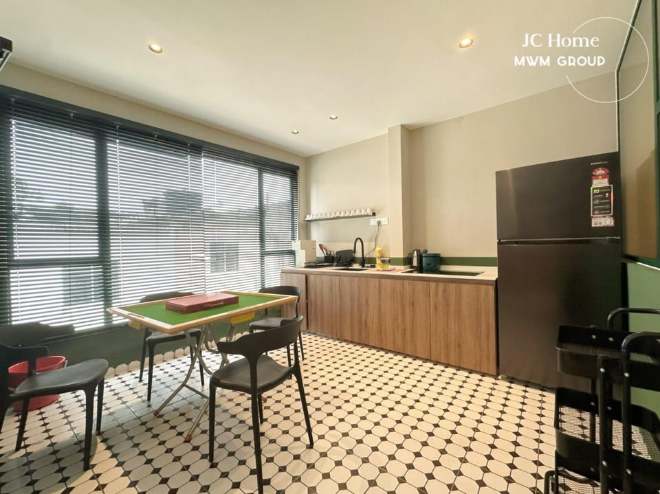 Kitchen or kitchenette, Dining area