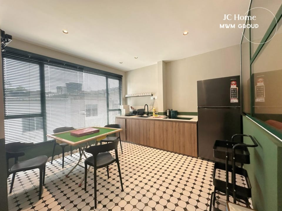 Kitchen or kitchenette, Dining area