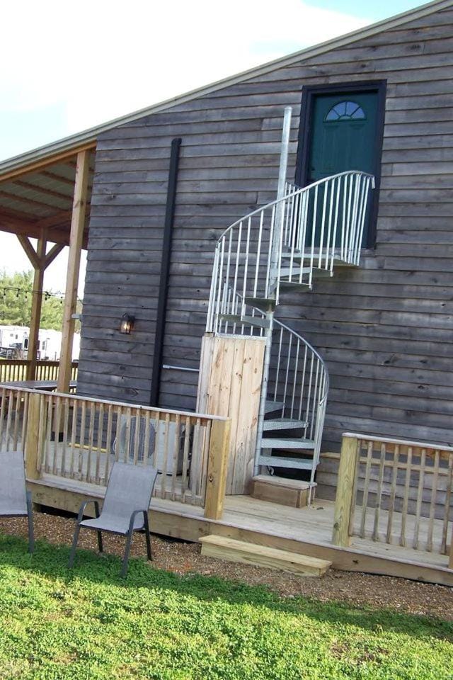 Cozy Loft Apartment Above Jay Bob's Kitchen w/ 2 Queen Beds & Breakfast Near Nashville House in Old Hickory Lake