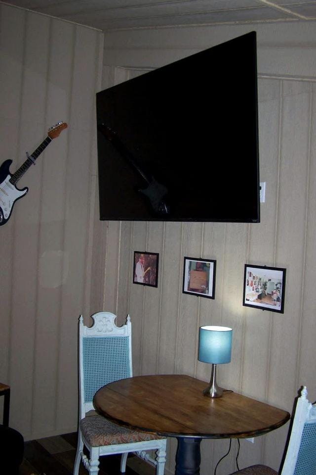 Cozy Loft Apartment Above Jay Bob's Kitchen w/ 2 Queen Beds & Breakfast Near Nashville House in Old Hickory Lake