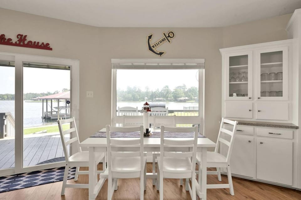 Lighthouse Views & Lake Vibes – 4BR Retreat in Livingston, TX House in Lake Livingston