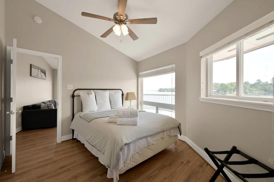 Lighthouse Views & Lake Vibes – 4BR Retreat in Livingston, TX House in Lake Livingston